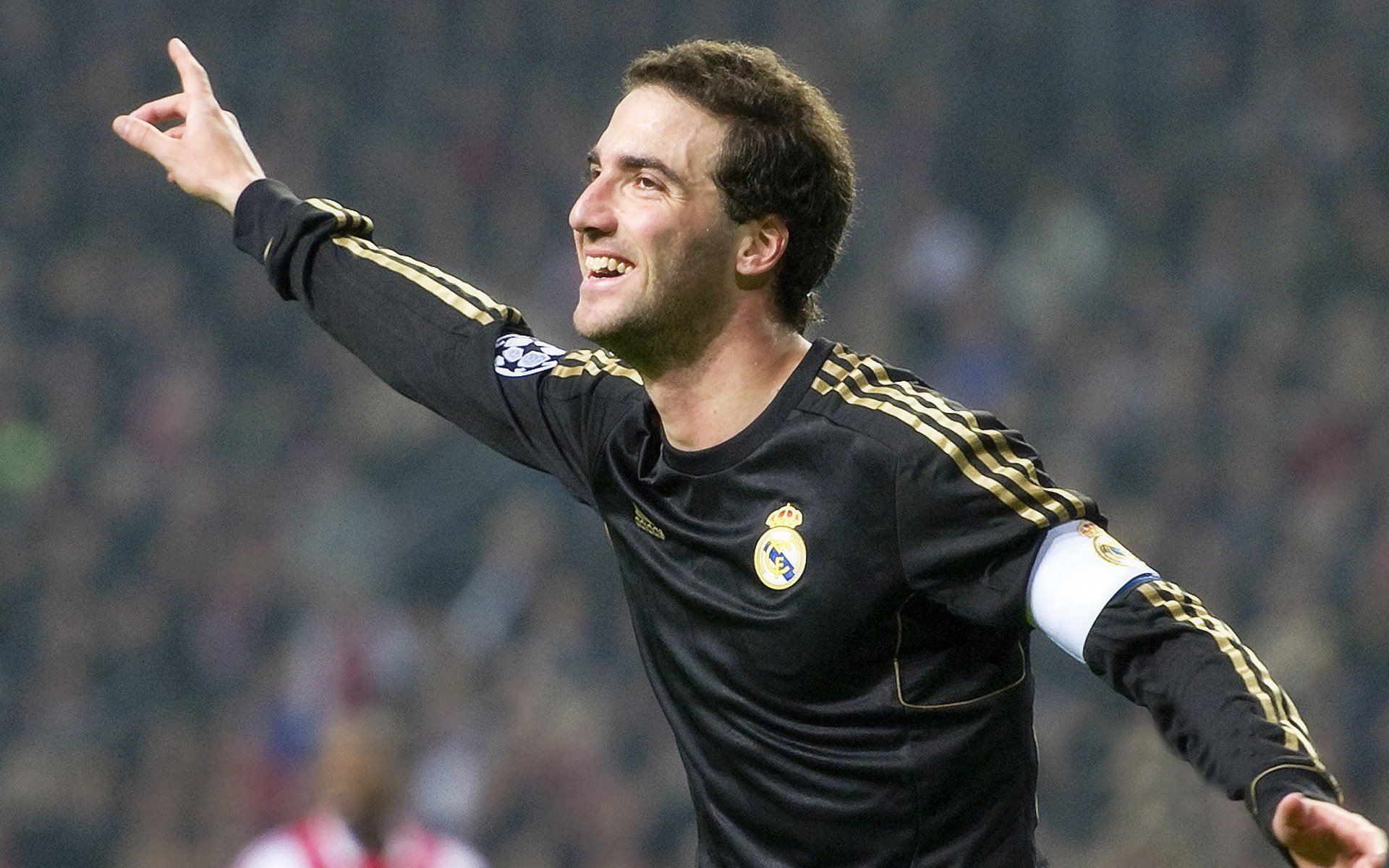 中超联赛激战正酣 争冠保级悬念迭起